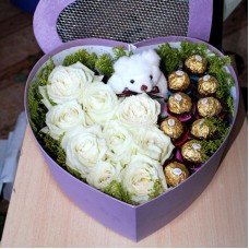 Розы, конфеты и мишка в коробке сердце